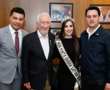Um ato na prefeitura de Ponta Grossa, nos Campos Gerais, marcou a instalação da sede do Governo do Estado na cidade na manhã desta quarta-feira (23). Por dois dias, na quarta e quinta-feira (24), toda a equipe da administração pública estadual despachará do Centro de Eventos de Ponta Grossa.