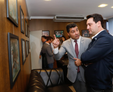 Um ato na prefeitura de Ponta Grossa, nos Campos Gerais, marcou a instalação da sede do Governo do Estado na cidade na manhã desta quarta-feira (23). Por dois dias, na quarta e quinta-feira (24), toda a equipe da administração pública estadual despachará do Centro de Eventos de Ponta Grossa.
