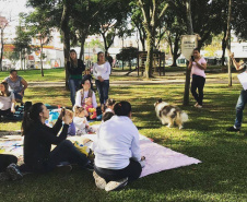 Uma edição especial do projeto Piquenique Literário e a apresentação do monólogo Macho Não Ganha Flor, inspirado no livro homônimo de Dalton Trevisan, marcam a programação desta quinta-feira (24) na Flibi, a Festa Literária da Biblioteca Pública do Paraná. A agenda do dia ainda inclui bate-papos, oficinas e performances — todas as atividades têm entrada gratuita, e a BPP emite certificado de participação. Foto: Divulgação/BPP