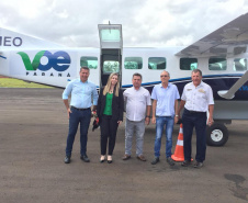 O polo moveleiro de Arapongas, principal do Paraná e um dos mais importantes do País, deverá alavancar ainda mais negócios com a nova linha aérea ligando o município a Curitiba e facilitando o acesso a grandes centros nacionais. A linha começou a operar nesta quarta-feira (23) e faz parte do programa Voe Paraná, criado pelo Governo do Estado para ampliar a malha aeroviária. Foto: Prefeitura de Arapongas