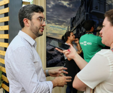 A empresa pública Portos do Paraná vai aproveitar a participação na Feira Paraná, em Ponta Grossa, para impulsionar novos negócios. A cidade dos Campos Gerais é a segunda principal origem de cargas que embarcam em Paranaguá para o Mundo e onde o setor produtivo, paranaense e de outros estados, está reunido até domingo (27). Foto: Claudio Neves/Portos do Paraná