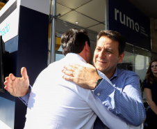 O governador Carlos Massa Ratinho Junior e o presidente da Rumo João Alberto Abreu, assinam protocolo de intenções para revitalização da linha ferrea, entre Morretes e Antonina, litoral paranaense. Participaram: prefeito de Ponta Grossa, Marcelo Rangel; secretário de Infraestrutura e Logística, Sandro Alex; Ponta Grossa, 23-10-19.Foto: Arnaldo Alves / AEN