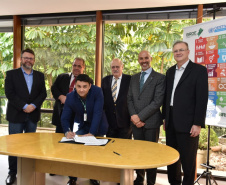  Banco Regional de Desenvolvimento do Extremo Sul (BRDE) e a Organização das Nações Unidas para o Desenvolvimento Industrial (Unido) assinaram nesta quarta-feira (23/10), na sede do banco em Curitiba (PR), um acordo de cooperação técnica para facilitar o acesso de produtores agroindustriais do Sul do Brasil a crédito voltado à produção de biogás e biometano no setor. Foto: Agência La Imagem