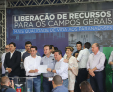 O governador Carlos Massa Ratinho Junior entregou nesta quinta-feira (24) licenças ambientais a seis empresas que vão investir mais de R$1,34 bilhão em empreendimentos nos Campos Gerais. São ampliações de serviços e novas construções industriais que contribuem para o desenvolvimento da Região.Foto: Arnaldo Alves / AEN.