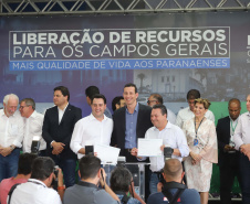 O governador Carlos Massa Ratinho Junior entregou nesta quinta-feira (24) licenças ambientais a seis empresas que vão investir mais de R$1,34 bilhão em empreendimentos nos Campos Gerais. São ampliações de serviços e novas construções industriais que contribuem para o desenvolvimento da Região.Foto: Arnaldo Alves / AEN.