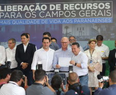 O governador Carlos Massa Ratinho Junior entregou nesta quinta-feira (24) licenças ambientais a seis empresas que vão investir mais de R$1,34 bilhão em empreendimentos nos Campos Gerais. São ampliações de serviços e novas construções industriais que contribuem para o desenvolvimento da Região.Foto: Arnaldo Alves / AEN.