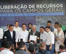 O governador Carlos Massa Ratinho Junior entregou nesta quinta-feira (24) licenças ambientais a seis empresas que vão investir mais de R$1,34 bilhão em empreendimentos nos Campos Gerais. São ampliações de serviços e novas construções industriais que contribuem para o desenvolvimento da Região.Foto: Arnaldo Alves / AEN.
