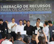 O governador Carlos Massa Ratinho Junior entregou nesta quinta-feira (24) licenças ambientais a seis empresas que vão investir mais de R$1,34 bilhão em empreendimentos nos Campos Gerais. São ampliações de serviços e novas construções industriais que contribuem para o desenvolvimento da Região.Foto: Arnaldo Alves / AEN.