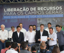 O governador Carlos Massa Ratinho Junior entregou nesta quinta-feira (24) licenças ambientais a seis empresas que vão investir mais de R$1,34 bilhão em empreendimentos nos Campos Gerais. São ampliações de serviços e novas construções industriais que contribuem para o desenvolvimento da Região.Foto: Arnaldo Alves / AEN.