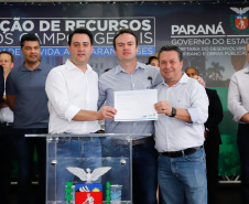 O governador Carlos Massa Ratinho Junior entregou nesta quinta-feira (24) licenças ambientais a seis empresas que vão investir mais de R$ 1,34 bilhão em empreendimentos nos Campos Gerais. São ampliações de serviços e novas construções industriais que contribuem para o desenvolvimento da Região.