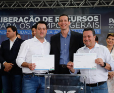 O governador Carlos Massa Ratinho Junior entregou nesta quinta-feira (24) licenças ambientais a seis empresas que vão investir mais de R$ 1,34 bilhão em empreendimentos nos Campos Gerais. São ampliações de serviços e novas construções industriais que contribuem para o desenvolvimento da Região.