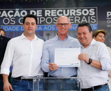O governador Carlos Massa Ratinho Junior entregou nesta quinta-feira (24) licenças ambientais a seis empresas que vão investir mais de R$ 1,34 bilhão em empreendimentos nos Campos Gerais. São ampliações de serviços e novas construções industriais que contribuem para o desenvolvimento da Região.