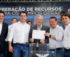 O governador Carlos Massa Ratinho Junior entregou nesta quinta-feira (24) licenças ambientais a seis empresas que vão investir mais de R$ 1,34 bilhão em empreendimentos nos Campos Gerais. São ampliações de serviços e novas construções industriais que contribuem para o desenvolvimento da Região.