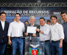 O governador Carlos Massa Ratinho Junior entregou nesta quinta-feira (24) licenças ambientais a seis empresas que vão investir mais de R$ 1,34 bilhão em empreendimentos nos Campos Gerais. São ampliações de serviços e novas construções industriais que contribuem para o desenvolvimento da Região.