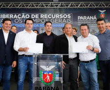 O governador Carlos Massa Ratinho Junior entregou nesta quinta-feira (24) licenças ambientais a seis empresas que vão investir mais de R$ 1,34 bilhão em empreendimentos nos Campos Gerais. São ampliações de serviços e novas construções industriais que contribuem para o desenvolvimento da Região.