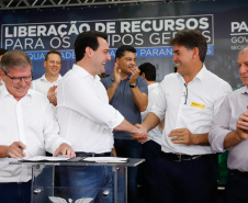 Ponta Grossa e outros 12 municípios dos Campos Gerais vão investir R$ 19,9 milhões em pavimentação de ruas, compra de equipamentos de videomonitoramento, máquinas, ambulância e ônibus escolares, além de ações na área da saúde. Os recursos são do Governo do Estado. As licitações e homologações das obras e aquisições foram autorizadas pelo governador Carlos Massa Ratinho Junior nesta quinta-feira (24) em Ponta Grossa.