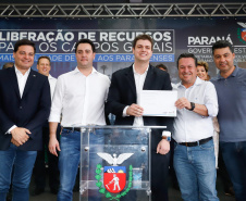 Ponta Grossa e outros 12 municípios dos Campos Gerais vão investir R$ 19,9 milhões em pavimentação de ruas, compra de equipamentos de videomonitoramento, máquinas, ambulância e ônibus escolares, além de ações na área da saúde. Os recursos são do Governo do Estado. As licitações e homologações das obras e aquisições foram autorizadas pelo governador Carlos Massa Ratinho Junior nesta quinta-feira (24) em Ponta Grossa.