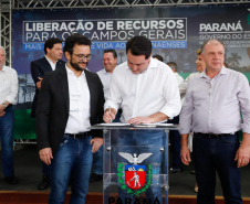 Ponta Grossa e outros 12 municípios dos Campos Gerais vão investir R$ 19,9 milhões em pavimentação de ruas, compra de equipamentos de videomonitoramento, máquinas, ambulância e ônibus escolares, além de ações na área da saúde. Os recursos são do Governo do Estado. As licitações e homologações das obras e aquisições foram autorizadas pelo governador Carlos Massa Ratinho Junior nesta quinta-feira (24) em Ponta Grossa.