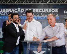 Ponta Grossa e outros 12 municípios dos Campos Gerais vão investir R$ 19,9 milhões em pavimentação de ruas, compra de equipamentos de videomonitoramento, máquinas, ambulância e ônibus escolares, além de ações na área da saúde. Os recursos são do Governo do Estado. As licitações e homologações das obras e aquisições foram autorizadas pelo governador Carlos Massa Ratinho Junior nesta quinta-feira (24) em Ponta Grossa.