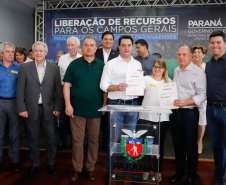 Ponta Grossa e outros 12 municípios dos Campos Gerais vão investir R$ 19,9 milhões em pavimentação de ruas, compra de equipamentos de videomonitoramento, máquinas, ambulância e ônibus escolares, além de ações na área da saúde. Os recursos são do Governo do Estado. As licitações e homologações das obras e aquisições foram autorizadas pelo governador Carlos Massa Ratinho Junior nesta quinta-feira (24) em Ponta Grossa.