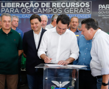 Ponta Grossa e outros 12 municípios dos Campos Gerais vão investir R$ 19,9 milhões em pavimentação de ruas, compra de equipamentos de videomonitoramento, máquinas, ambulância e ônibus escolares, além de ações na área da saúde. Os recursos são do Governo do Estado. As licitações e homologações das obras e aquisições foram autorizadas pelo governador Carlos Massa Ratinho Junior nesta quinta-feira (24) em Ponta Grossa.