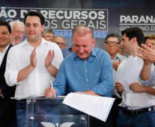 Ponta Grossa e outros 12 municípios dos Campos Gerais vão investir R$ 19,9 milhões em pavimentação de ruas, compra de equipamentos de videomonitoramento, máquinas, ambulância e ônibus escolares, além de ações na área da saúde. Os recursos são do Governo do Estado. As licitações e homologações das obras e aquisições foram autorizadas pelo governador Carlos Massa Ratinho Junior nesta quinta-feira (24) em Ponta Grossa.