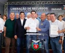 Ponta Grossa e outros 12 municípios dos Campos Gerais vão investir R$ 19,9 milhões em pavimentação de ruas, compra de equipamentos de videomonitoramento, máquinas, ambulância e ônibus escolares, além de ações na área da saúde. Os recursos são do Governo do Estado. As licitações e homologações das obras e aquisições foram autorizadas pelo governador Carlos Massa Ratinho Junior nesta quinta-feira (24) em Ponta Grossa.