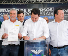 Ponta Grossa e outros 12 municípios dos Campos Gerais vão investir R$ 19,9 milhões em pavimentação de ruas, compra de equipamentos de videomonitoramento, máquinas, ambulância e ônibus escolares, além de ações na área da saúde. Os recursos são do Governo do Estado. As licitações e homologações das obras e aquisições foram autorizadas pelo governador Carlos Massa Ratinho Junior nesta quinta-feira (24) em Ponta Grossa.