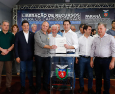 Ponta Grossa e outros 12 municípios dos Campos Gerais vão investir R$ 19,9 milhões em pavimentação de ruas, compra de equipamentos de videomonitoramento, máquinas, ambulância e ônibus escolares, além de ações na área da saúde. Os recursos são do Governo do Estado. As licitações e homologações das obras e aquisições foram autorizadas pelo governador Carlos Massa Ratinho Junior nesta quinta-feira (24) em Ponta Grossa.