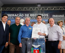 Ponta Grossa e outros 12 municípios dos Campos Gerais vão investir R$ 19,9 milhões em pavimentação de ruas, compra de equipamentos de videomonitoramento, máquinas, ambulância e ônibus escolares, além de ações na área da saúde. Os recursos são do Governo do Estado. As licitações e homologações das obras e aquisições foram autorizadas pelo governador Carlos Massa Ratinho Junior nesta quinta-feira (24) em Ponta Grossa.