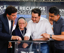 Ponta Grossa e outros 12 municípios dos Campos Gerais vão investir R$ 19,9 milhões em pavimentação de ruas, compra de equipamentos de videomonitoramento, máquinas, ambulância e ônibus escolares, além de ações na área da saúde. Os recursos são do Governo do Estado. As licitações e homologações das obras e aquisições foram autorizadas pelo governador Carlos Massa Ratinho Junior nesta quinta-feira (24) em Ponta Grossa.