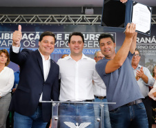 Ponta Grossa e outros 12 municípios dos Campos Gerais vão investir R$ 19,9 milhões em pavimentação de ruas, compra de equipamentos de videomonitoramento, máquinas, ambulância e ônibus escolares, além de ações na área da saúde. Os recursos são do Governo do Estado. As licitações e homologações das obras e aquisições foram autorizadas pelo governador Carlos Massa Ratinho Junior nesta quinta-feira (24) em Ponta Grossa.