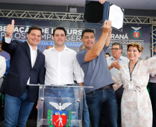 Ponta Grossa e outros 12 municípios dos Campos Gerais vão investir R$ 19,9 milhões em pavimentação de ruas, compra de equipamentos de videomonitoramento, máquinas, ambulância e ônibus escolares, além de ações na área da saúde. Os recursos são do Governo do Estado. As licitações e homologações das obras e aquisições foram autorizadas pelo governador Carlos Massa Ratinho Junior nesta quinta-feira (24) em Ponta Grossa.