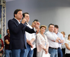 Ponta Grossa e outros 12 municípios dos Campos Gerais vão investir R$ 19,9 milhões em pavimentação de ruas, compra de equipamentos de videomonitoramento, máquinas, ambulância e ônibus escolares, além de ações na área da saúde. Os recursos são do Governo do Estado. As licitações e homologações das obras e aquisições foram autorizadas pelo governador Carlos Massa Ratinho Junior nesta quinta-feira (24) em Ponta Grossa.