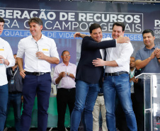 Ponta Grossa e outros 12 municípios dos Campos Gerais vão investir R$ 19,9 milhões em pavimentação de ruas, compra de equipamentos de videomonitoramento, máquinas, ambulância e ônibus escolares, além de ações na área da saúde. Os recursos são do Governo do Estado. As licitações e homologações das obras e aquisições foram autorizadas pelo governador Carlos Massa Ratinho Junior nesta quinta-feira (24) em Ponta Grossa.