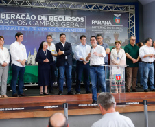 Ponta Grossa e outros 12 municípios dos Campos Gerais vão investir R$ 19,9 milhões em pavimentação de ruas, compra de equipamentos de videomonitoramento, máquinas, ambulância e ônibus escolares, além de ações na área da saúde. Os recursos são do Governo do Estado. As licitações e homologações das obras e aquisições foram autorizadas pelo governador Carlos Massa Ratinho Junior nesta quinta-feira (24) em Ponta Grossa.