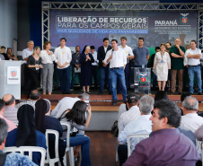 Ponta Grossa e outros 12 municípios dos Campos Gerais vão investir R$ 19,9 milhões em pavimentação de ruas, compra de equipamentos de videomonitoramento, máquinas, ambulância e ônibus escolares, além de ações na área da saúde. Os recursos são do Governo do Estado. As licitações e homologações das obras e aquisições foram autorizadas pelo governador Carlos Massa Ratinho Junior nesta quinta-feira (24) em Ponta Grossa.