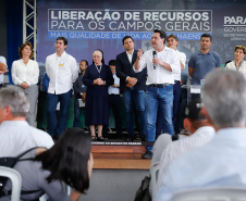 Ponta Grossa e outros 12 municípios dos Campos Gerais vão investir R$ 19,9 milhões em pavimentação de ruas, compra de equipamentos de videomonitoramento, máquinas, ambulância e ônibus escolares, além de ações na área da saúde. Os recursos são do Governo do Estado. As licitações e homologações das obras e aquisições foram autorizadas pelo governador Carlos Massa Ratinho Junior nesta quinta-feira (24) em Ponta Grossa.