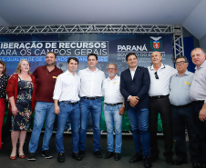 Ponta Grossa e outros 12 municípios dos Campos Gerais vão investir R$ 19,9 milhões em pavimentação de ruas, compra de equipamentos de videomonitoramento, máquinas, ambulância e ônibus escolares, além de ações na área da saúde. Os recursos são do Governo do Estado. As licitações e homologações das obras e aquisições foram autorizadas pelo governador Carlos Massa Ratinho Junior nesta quinta-feira (24) em Ponta Grossa.