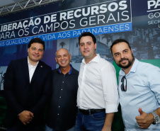 Ponta Grossa e outros 12 municípios dos Campos Gerais vão investir R$ 19,9 milhões em pavimentação de ruas, compra de equipamentos de videomonitoramento, máquinas, ambulância e ônibus escolares, além de ações na área da saúde. Os recursos são do Governo do Estado. As licitações e homologações das obras e aquisições foram autorizadas pelo governador Carlos Massa Ratinho Junior nesta quinta-feira (24) em Ponta Grossa.