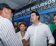 Ponta Grossa e outros 12 municípios dos Campos Gerais vão investir R$ 19,9 milhões em pavimentação de ruas, compra de equipamentos de videomonitoramento, máquinas, ambulância e ônibus escolares, além de ações na área da saúde. Os recursos são do Governo do Estado. As licitações e homologações das obras e aquisições foram autorizadas pelo governador Carlos Massa Ratinho Junior nesta quinta-feira (24) em Ponta Grossa.