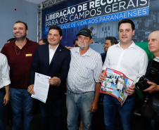 Ponta Grossa e outros 12 municípios dos Campos Gerais vão investir R$ 19,9 milhões em pavimentação de ruas, compra de equipamentos de videomonitoramento, máquinas, ambulância e ônibus escolares, além de ações na área da saúde. Os recursos são do Governo do Estado. As licitações e homologações das obras e aquisições foram autorizadas pelo governador Carlos Massa Ratinho Junior nesta quinta-feira (24) em Ponta Grossa.