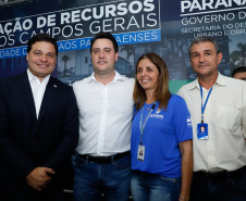Ponta Grossa e outros 12 municípios dos Campos Gerais vão investir R$ 19,9 milhões em pavimentação de ruas, compra de equipamentos de videomonitoramento, máquinas, ambulância e ônibus escolares, além de ações na área da saúde. Os recursos são do Governo do Estado. As licitações e homologações das obras e aquisições foram autorizadas pelo governador Carlos Massa Ratinho Junior nesta quinta-feira (24) em Ponta Grossa.