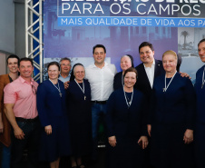 Ponta Grossa e outros 12 municípios dos Campos Gerais vão investir R$ 19,9 milhões em pavimentação de ruas, compra de equipamentos de videomonitoramento, máquinas, ambulância e ônibus escolares, além de ações na área da saúde. Os recursos são do Governo do Estado. As licitações e homologações das obras e aquisições foram autorizadas pelo governador Carlos Massa Ratinho Junior nesta quinta-feira (24) em Ponta Grossa.