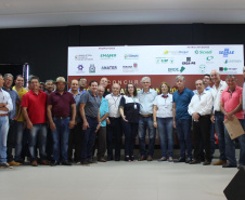 Os cafeicultores Valdeir Luiz de Souza, de Tomazina, e Edson Messias de Carvalho, de Joaquim Távora, venceram o prêmio Café Qualidade Paraná nas categorias cereja descascado e natural. Eles superaram 120 lotes que iniciaram a disputa, e receberam R$ 5 mil de prêmio.

A cerimônia de premiação foi nesta quinta-feira (24), em Ivaiporã, e reuniu cerca de 500 participantes. Foto: Divulgação/AEN