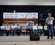 Os cafeicultores Valdeir Luiz de Souza, de Tomazina, e Edson Messias de Carvalho, de Joaquim Távora, venceram o prêmio Café Qualidade Paraná nas categorias cereja descascado e natural. Eles superaram 120 lotes que iniciaram a disputa, e receberam R$ 5 mil de prêmio.

A cerimônia de premiação foi nesta quinta-feira (24), em Ivaiporã, e reuniu cerca de 500 participantes. Foto: Divulgação/AEN