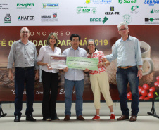 Os cafeicultores Valdeir Luiz de Souza, de Tomazina, e Edson Messias de Carvalho, de Joaquim Távora, venceram o prêmio Café Qualidade Paraná nas categorias cereja descascado e natural. Eles superaram 120 lotes que iniciaram a disputa, e receberam R$ 5 mil de prêmio.

A cerimônia de premiação foi nesta quinta-feira (24), em Ivaiporã, e reuniu cerca de 500 participantes. Foto: Divulgação/AEN