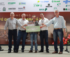 Os cafeicultores Valdeir Luiz de Souza, de Tomazina, e Edson Messias de Carvalho, de Joaquim Távora, venceram o prêmio Café Qualidade Paraná nas categorias cereja descascado e natural. Eles superaram 120 lotes que iniciaram a disputa, e receberam R$ 5 mil de prêmio.

A cerimônia de premiação foi nesta quinta-feira (24), em Ivaiporã, e reuniu cerca de 500 participantes. Foto: Divulgação/AEN