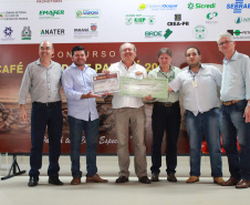 Os cafeicultores Valdeir Luiz de Souza, de Tomazina, e Edson Messias de Carvalho, de Joaquim Távora, venceram o prêmio Café Qualidade Paraná nas categorias cereja descascado e natural. Eles superaram 120 lotes que iniciaram a disputa, e receberam R$ 5 mil de prêmio.

A cerimônia de premiação foi nesta quinta-feira (24), em Ivaiporã, e reuniu cerca de 500 participantes. Foto: Divulgação/AEN