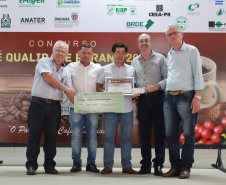 Os cafeicultores Valdeir Luiz de Souza, de Tomazina, e Edson Messias de Carvalho, de Joaquim Távora, venceram o prêmio Café Qualidade Paraná nas categorias cereja descascado e natural. Eles superaram 120 lotes que iniciaram a disputa, e receberam R$ 5 mil de prêmio.

A cerimônia de premiação foi nesta quinta-feira (24), em Ivaiporã, e reuniu cerca de 500 participantes. Foto: Divulgação/AEN